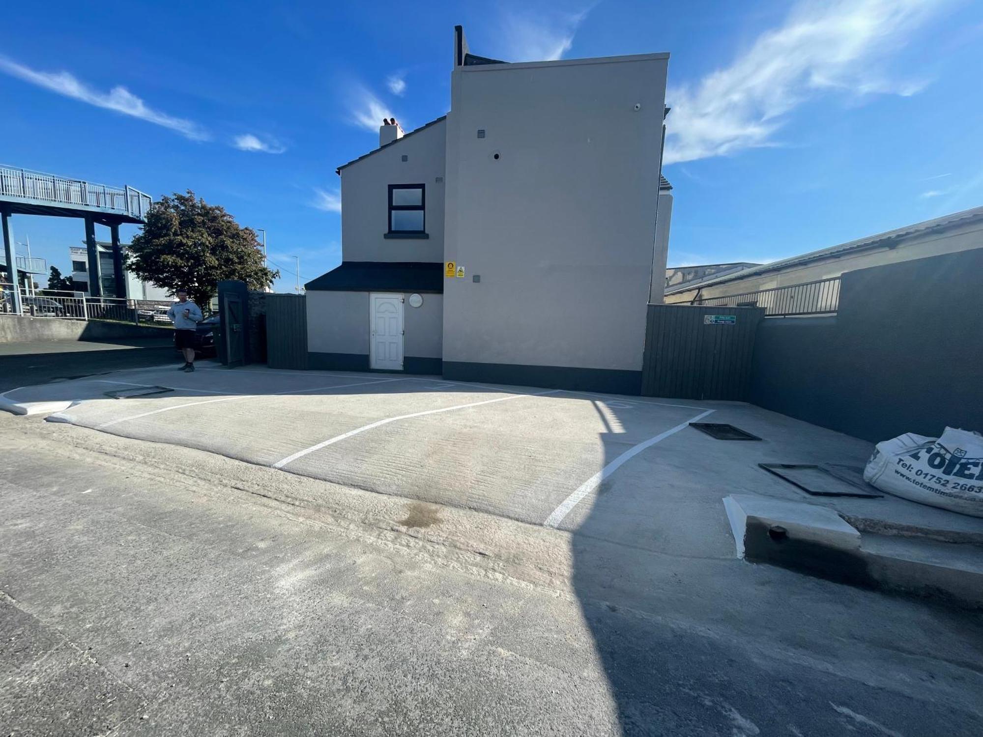 New Modern With Free Private Parking